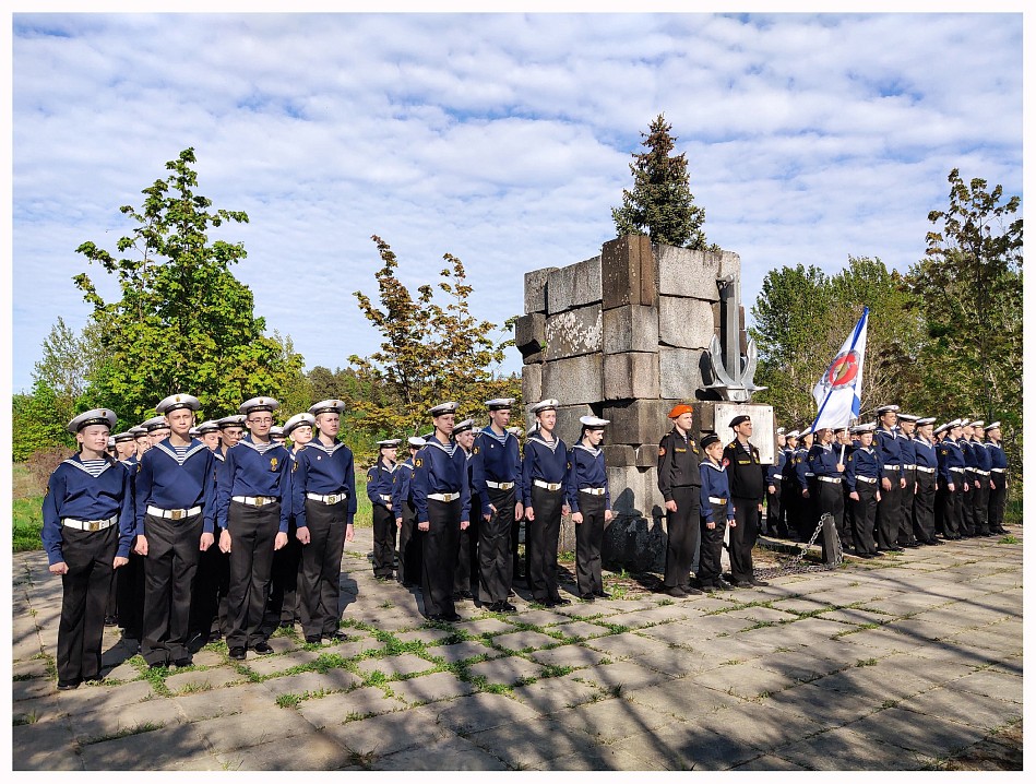 Курсанты Нахимовского училища у памятника морякам Ладожской военной флотилии. Май 2023 года. Фото Георгия Кондры