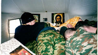 Иеромонах Парфений поёт с бойцами на СВО казацкие песни