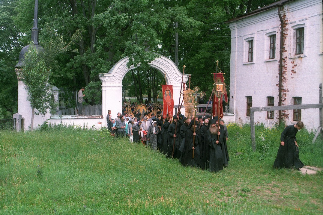 Крестный ход вокруг обители на Валаамских Преподобных в 1999 году. Впереди с фонарём начальник фермы монах Варлаам. Послушник Герман с хоругвью в четвёртом ряду, за ним послушник Сергий, птичник.