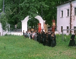 Крестный ход вокруг обители на Валаамских Преподобных в 1999 году. Впереди с фонарём начальник фермы монах Варлаам. Послушник Герман с хоругвью в четвёртом ряду, за ним послушник Сергий, птичник.