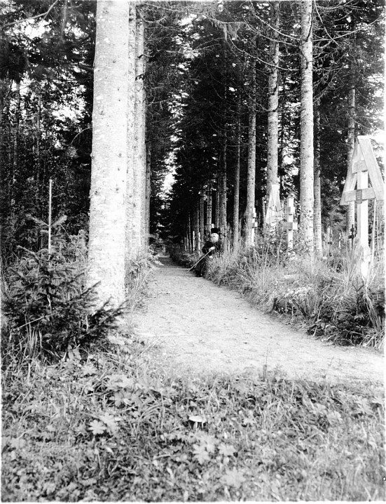 Игумен Харитон на кладбище у пустыньки. Фотография, исполненная летом 1935 года специально для будущей книги Б. Зайцева. Помещена на второй странице первой вкладки