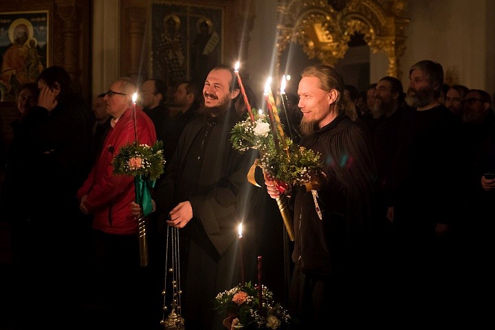 Его победа – не себялюбие, а любовь, не похищение, а дар. Земные победители вырывают победу; Христос – единственный, Кто победу отдает.