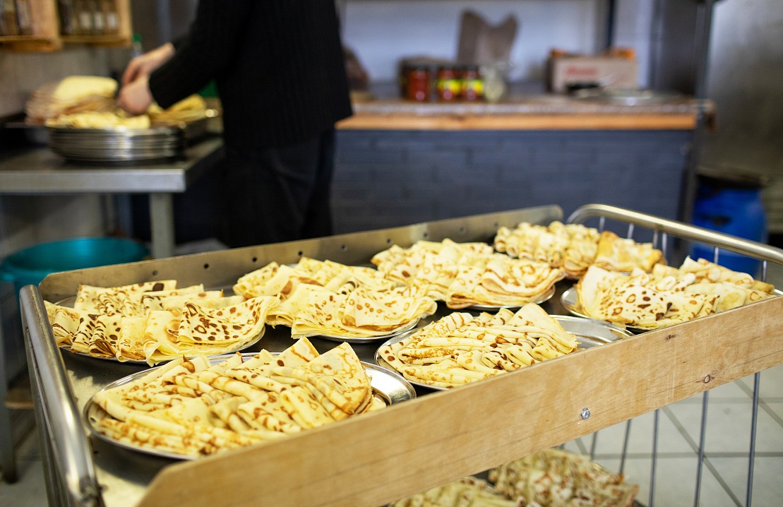 В Валаамском монастыре в эту сплошную масленичную неделю пекут множество блинов для угощения братии и гостей.