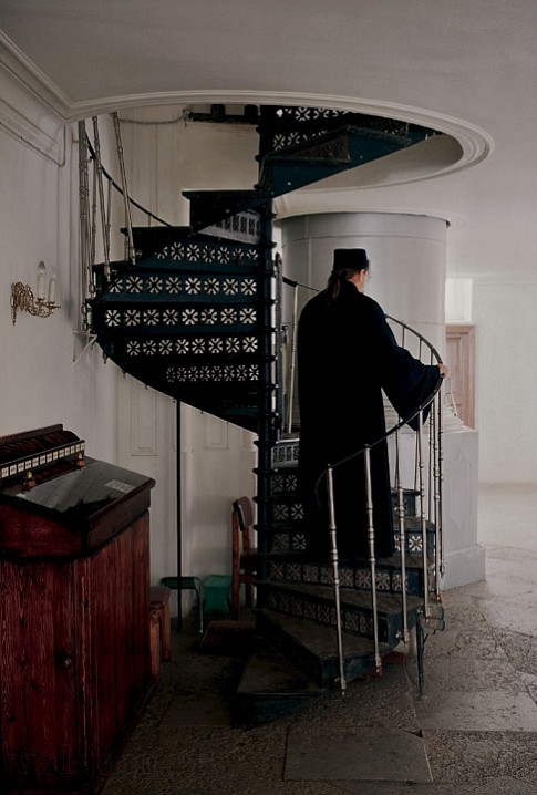 Винтовая лестница в Нижнем храме Спасо-Преображенского собора, ведущая на хоры. 2003 г.