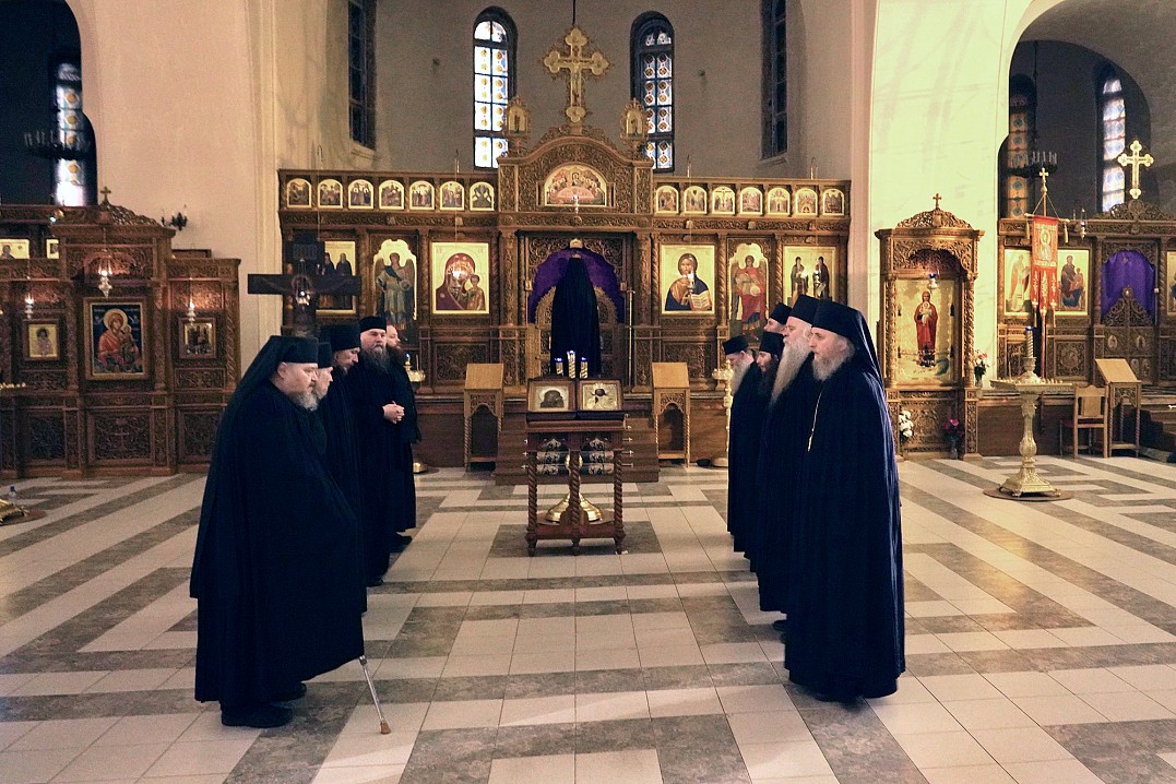 Монах Вассиан первый слева. 1-я седмица Великого поста, 2020 г.