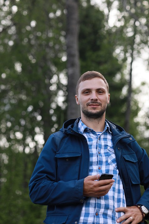 При посещении действующих храмов мужчинам лучше быть без головных уборов, выбирать однотонную одежду, брюки и рубашку с длинными рукавами.