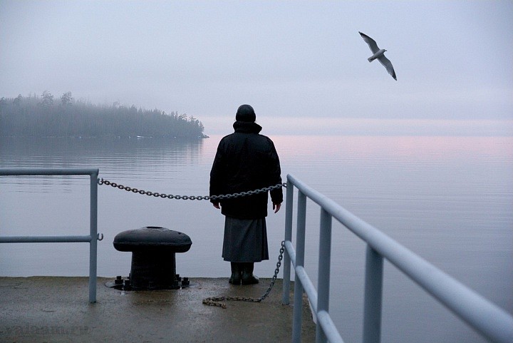 Душа монаха, словно птица - в Небо воспарить стремится