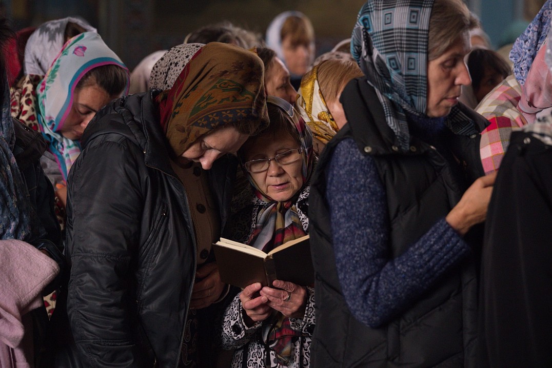 Подойдя к аналою, перекрестив себя и поклонившись в пояс, не целуя Крест и Евангелие, склонив голову, можно приступать к исповеди.
