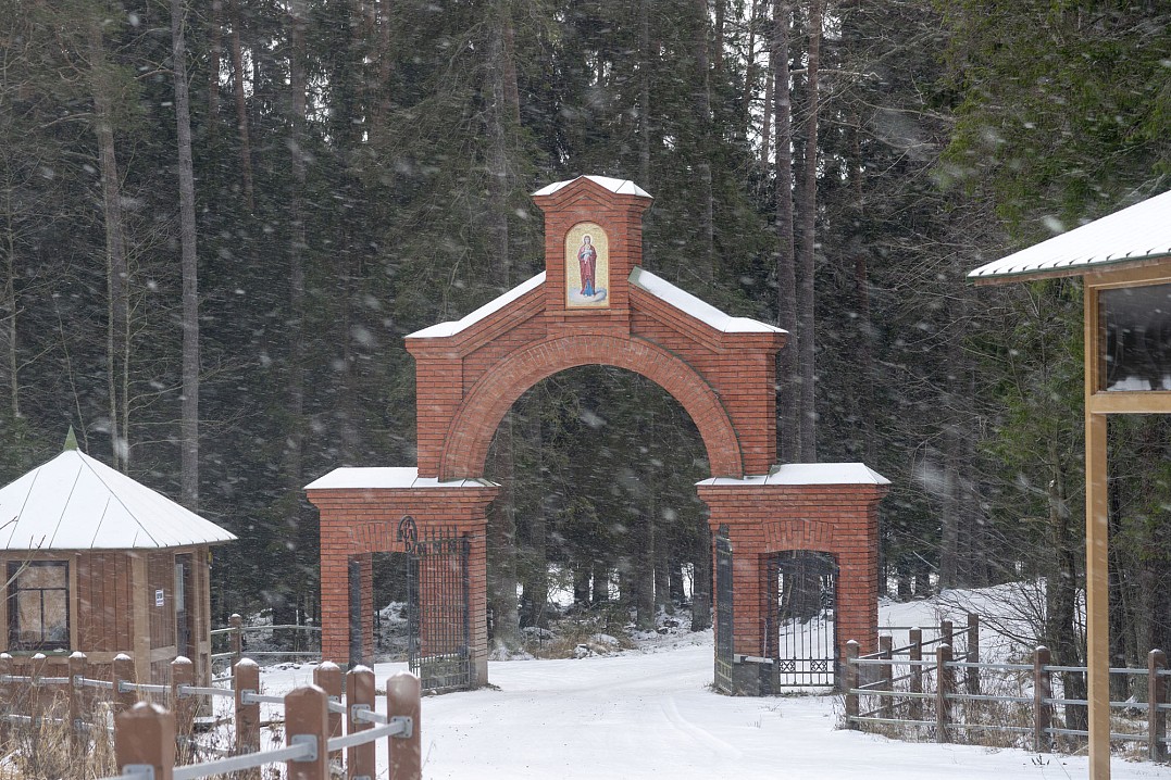 Ворота монастырской фермы. Снимок сделан уже днём: утром я спешил, да и было ещё довольно темно.