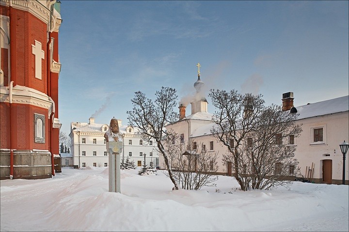 Монастырь зимой