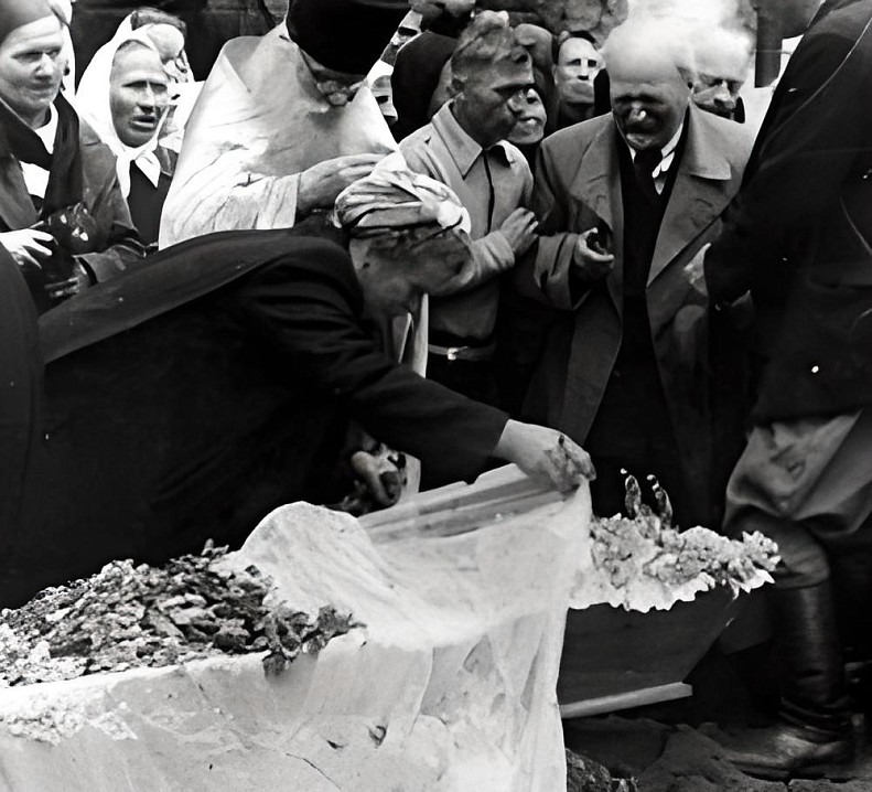 Отпевание Любови Витольдовны отцом Василием Куприяновым. Сам Витольд Каэтанович стоит рядом.