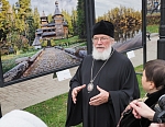 Он соткан из легкого шума сосен и мощного плеска волн, бьющихся о скалы, сверкающих ледяных торосов и нежной дымки белых ночей с утренним благовестом, ревущих осенних штормов и тихих часов летнего заката, наполненных ароматом смолы и скошенных трав. Его б