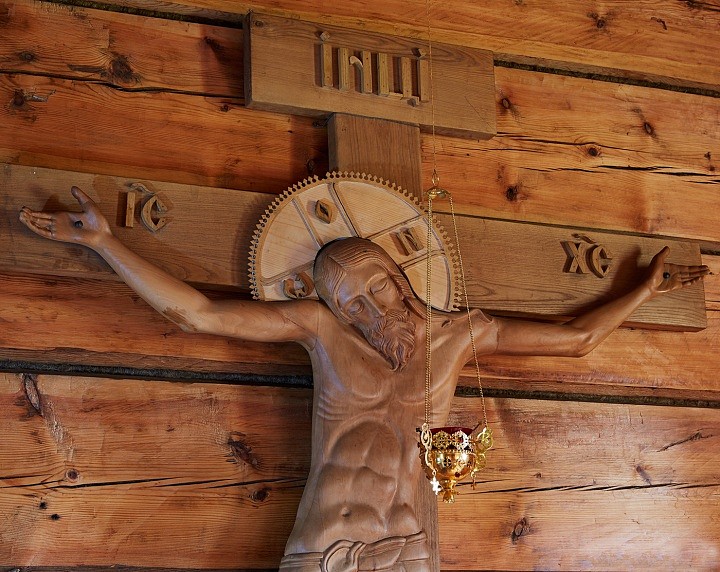 Резное распятие в алтаре храма Предтеченского скита