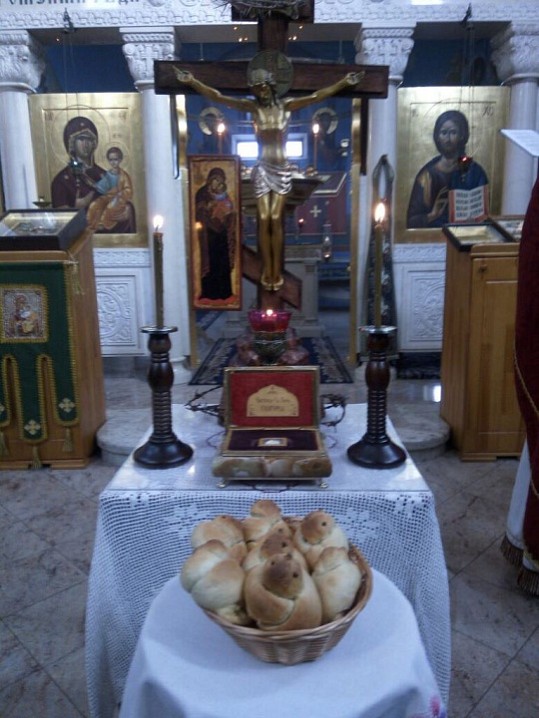 В России издавна был обычай в день памяти Севастийских мучеников лепить из теста и печь «жаворонков» — булочки в виде птиц. Почему именно жаворонки? Крестьяне, обращая внимание на то, что поющий жаворонок то взмывает ввысь, то камнем «падает» к земле, объ