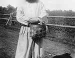 Отец Венерий с берестяной корзиной.
