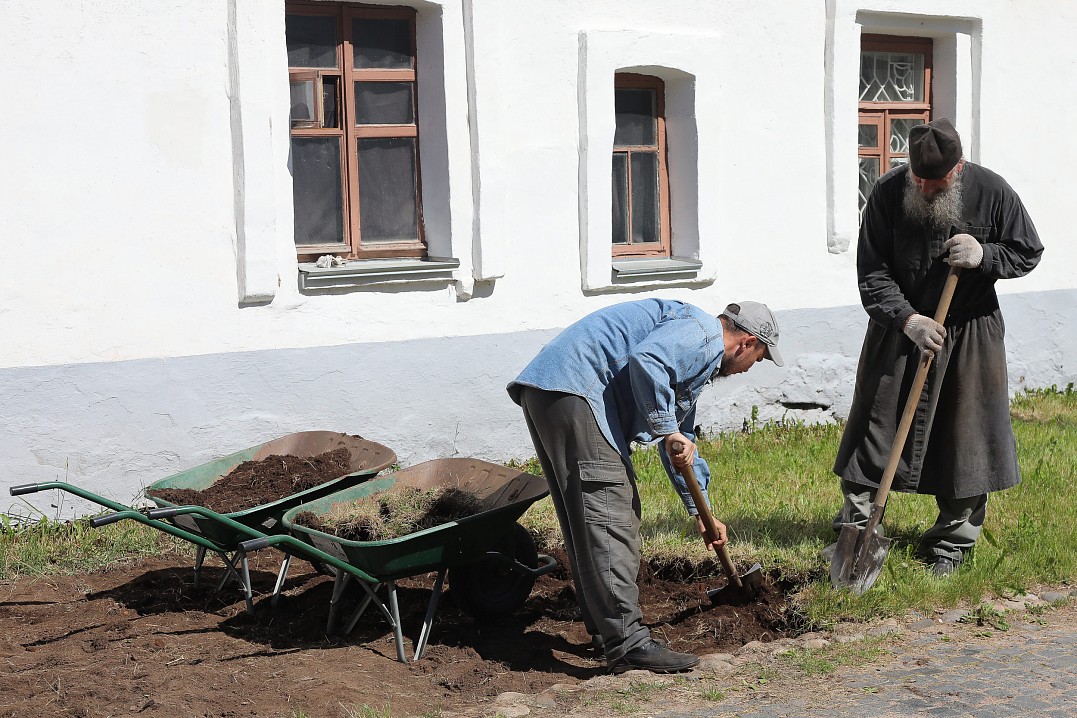 Слева отец Владимир