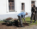 Слева отец Владимир