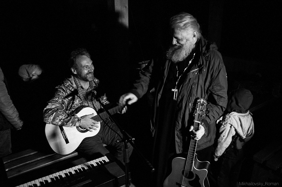 Гитарист Александр Козуляев из Ижевска. Первый вечер в Нижнем саду. Фото Романа Михайловского. 3 сентября 2019 года