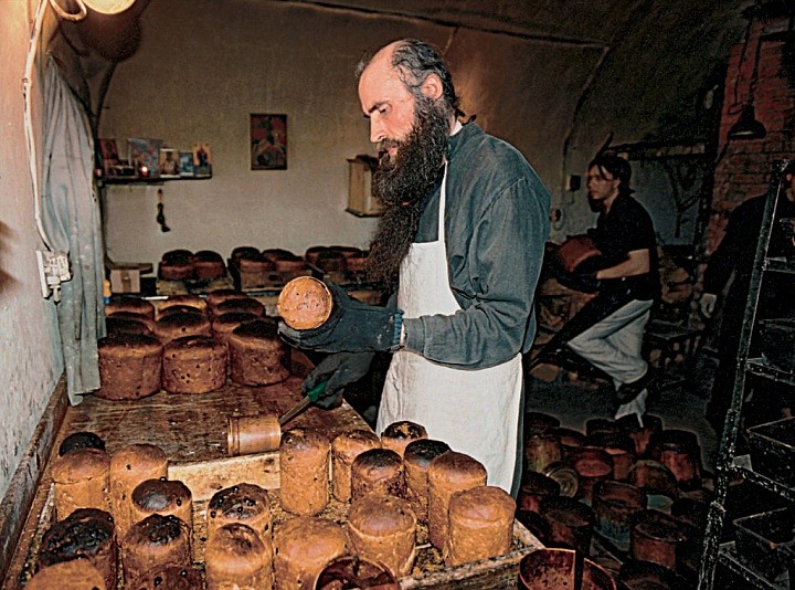 Выпечка куличей. 2002 г.