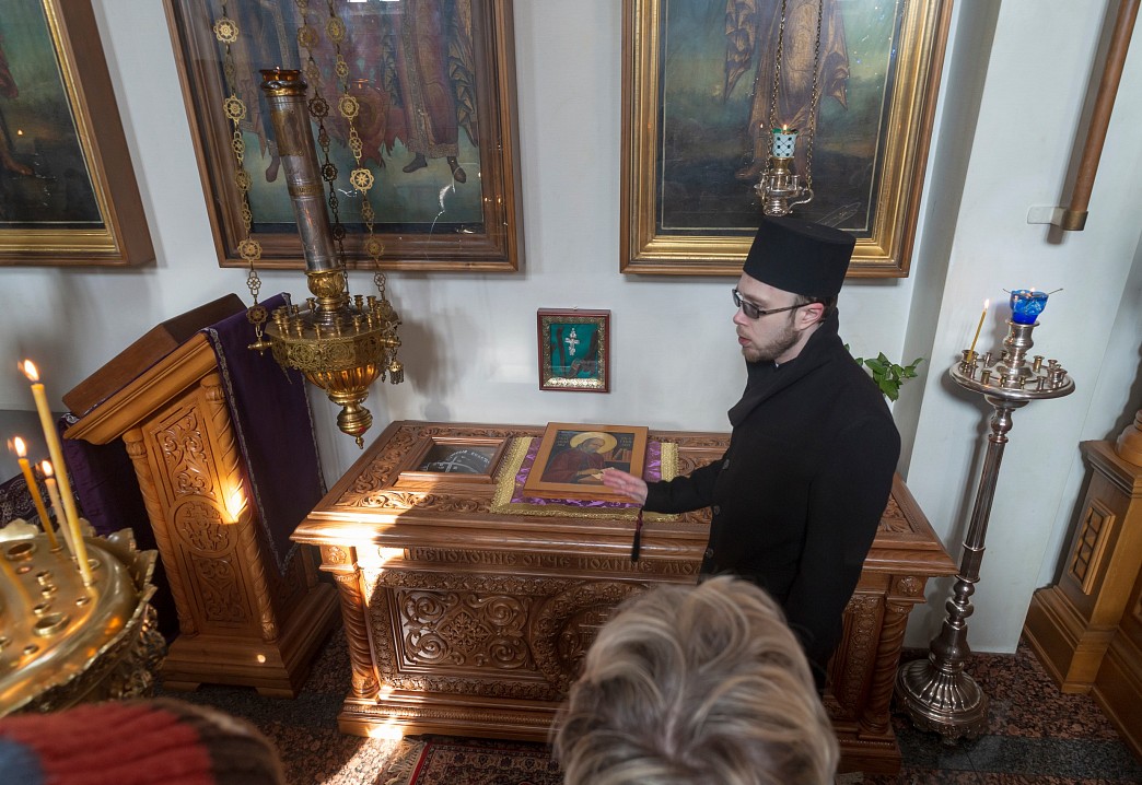 Монах Иаков возле раки с мощами схиигумена Иоанна (Алексеева). Он рассказывал, как участвовал в обретении мощей. 29 февраля 2020 г.