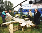 Перед монтажом креста на Блокадный храм Успения. Фото Павла Маркина, 28 августа 1999