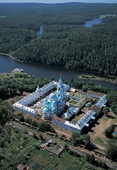 Келейные корпуса монастырской усадьбы расположены в виде каре. 2002 г.