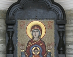 Образ Божией Матери внутри часовни