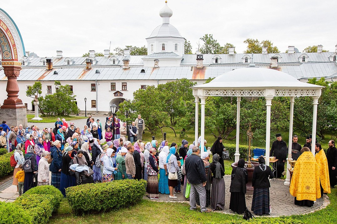 Обычно к медовому спасу пекут пироги с медом, а в храмах освящают собранный мед.