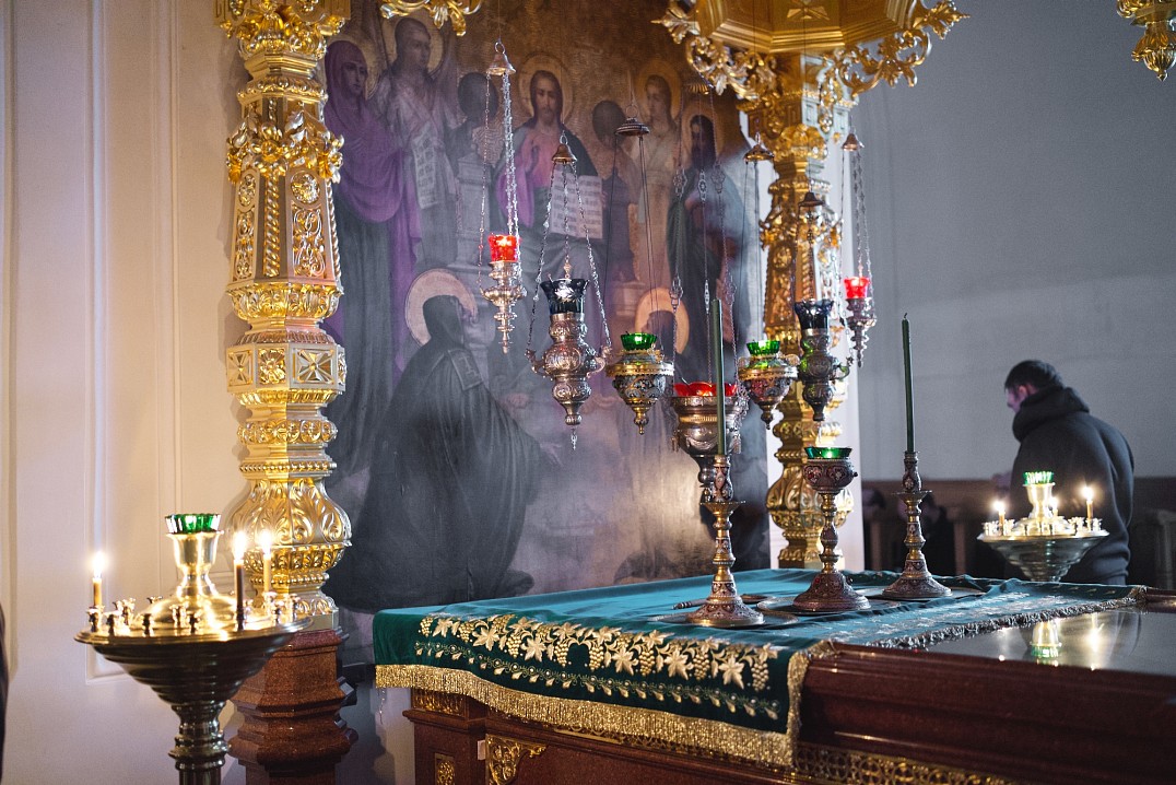 Эту икону у раки преподобных Сергия и Германа Валаамских реставрировал монах Ефрем.