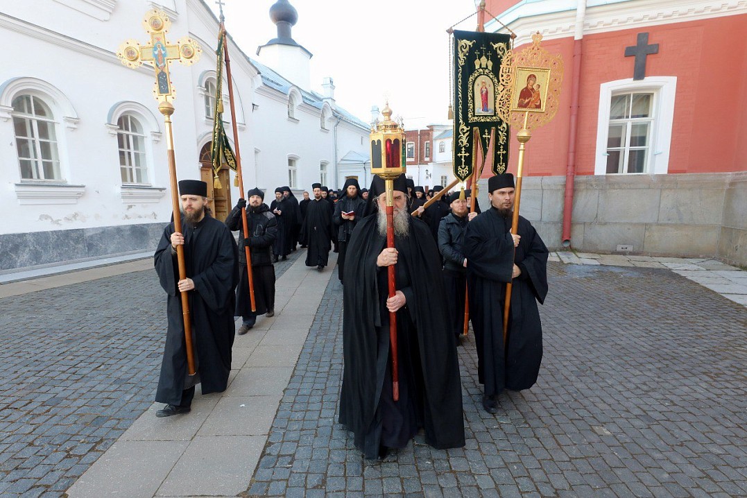 Крестный ход на Светлой седмице. Николай справа. 20 апреля 2020 года.