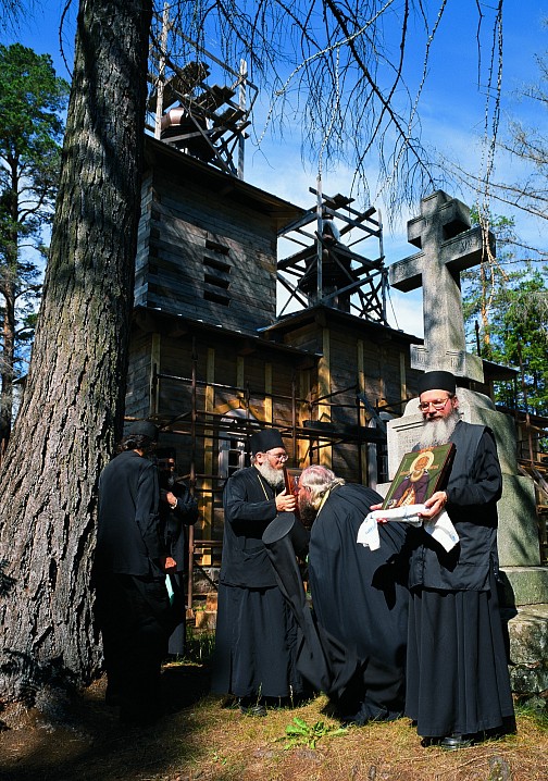 Отец Панкратий с игуменом и братией афонского монастыря Ватопед на скиту преподобного Александра Свирского. 2002 г.