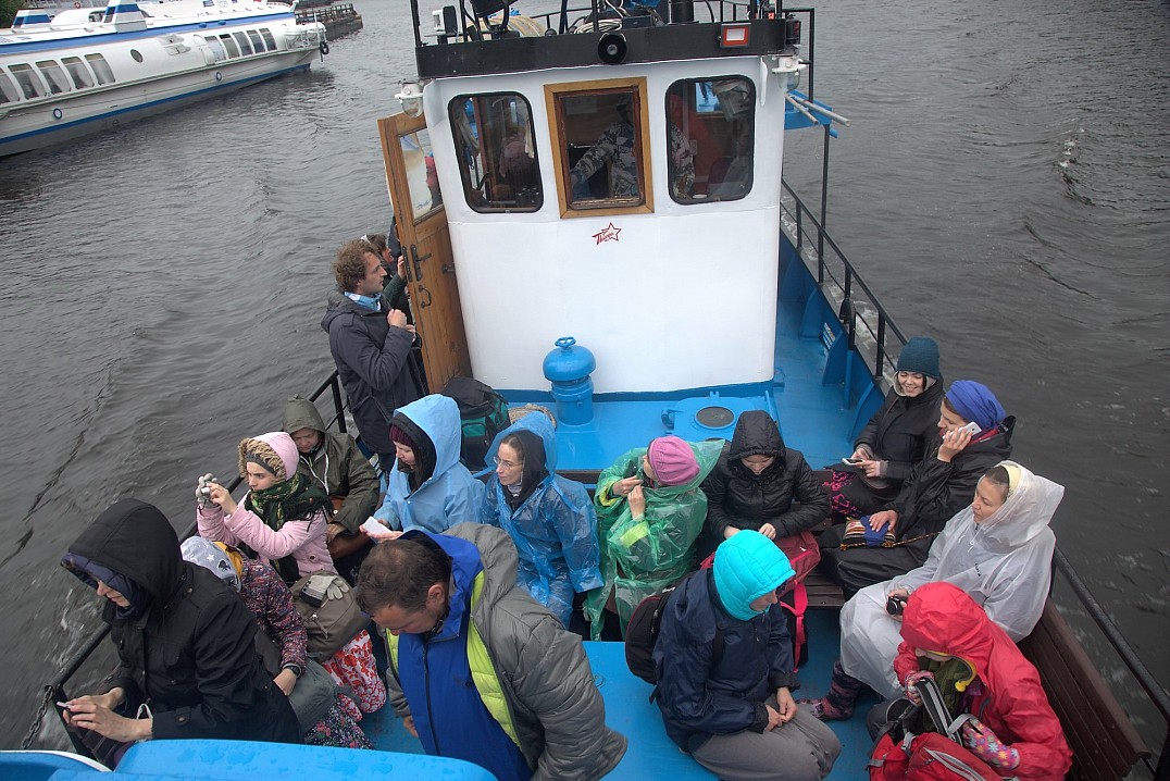 Просим вас не сходить с тропы и не останавливаться надолго на пути следования.