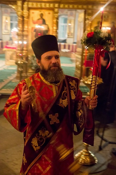 Он одержал победу на благо и пользу всем сотворенным людям, и Он предложил ее всем сотворенным людям.