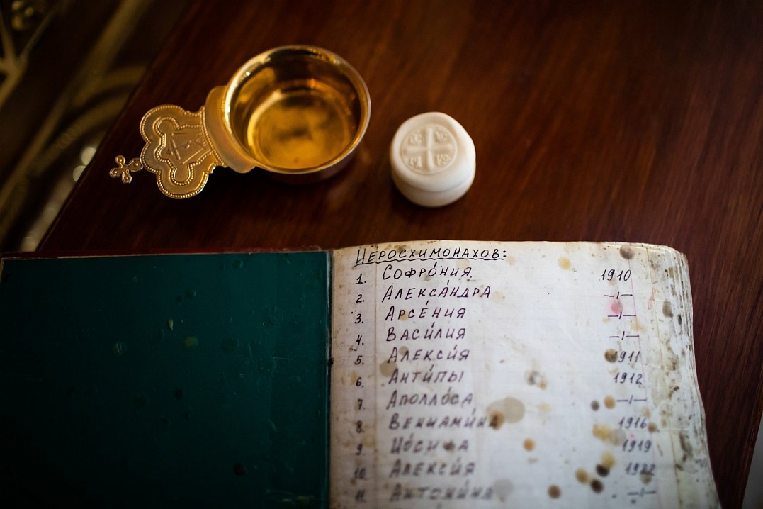 Было указано, что в один и тот же день умерло два человека с разными именами - монах Арсений и схимонах Софроний – и выяснилось, что на самом деле это один и тот же человек, только по ошибке внесён дважды