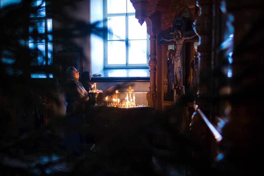 Рождество Твое Христе Боже наш, возсия мирови свет разума: в нем бо звездам служащии, звездою учахуся, Тебе кланятися Солнцу правды, и Тебе ведети с высоты Востока: Господи слава Тебе (тропарь Рождеству Христову).