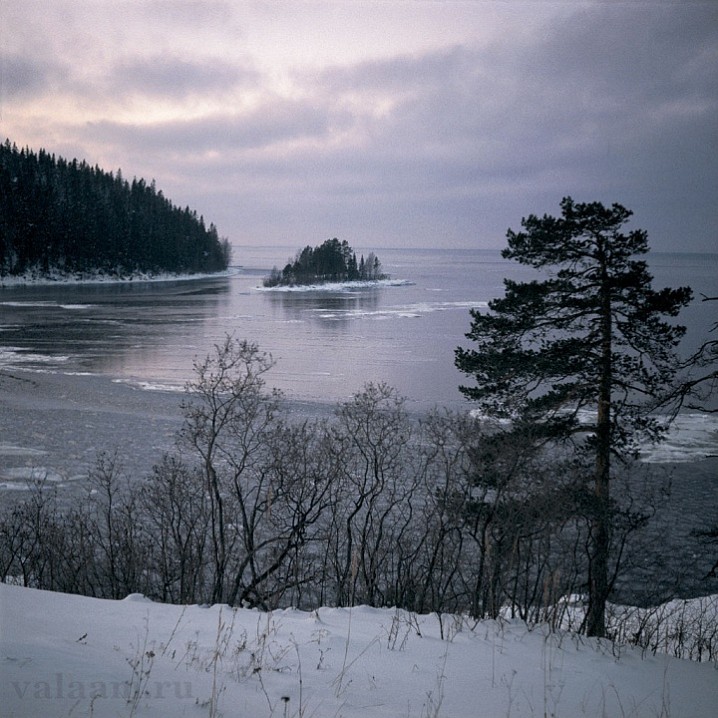 Зимний пейзаж у входа в Монастырскую бухту. 1996 г.