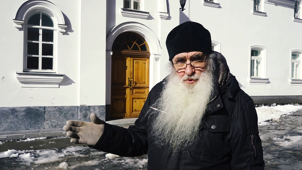Подготовка внутреннего каре к Крестному ходу.