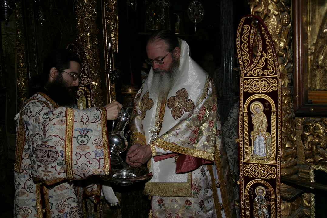 Афон. Монастырь Ватопед. Божественная литургия. Умовение рук.