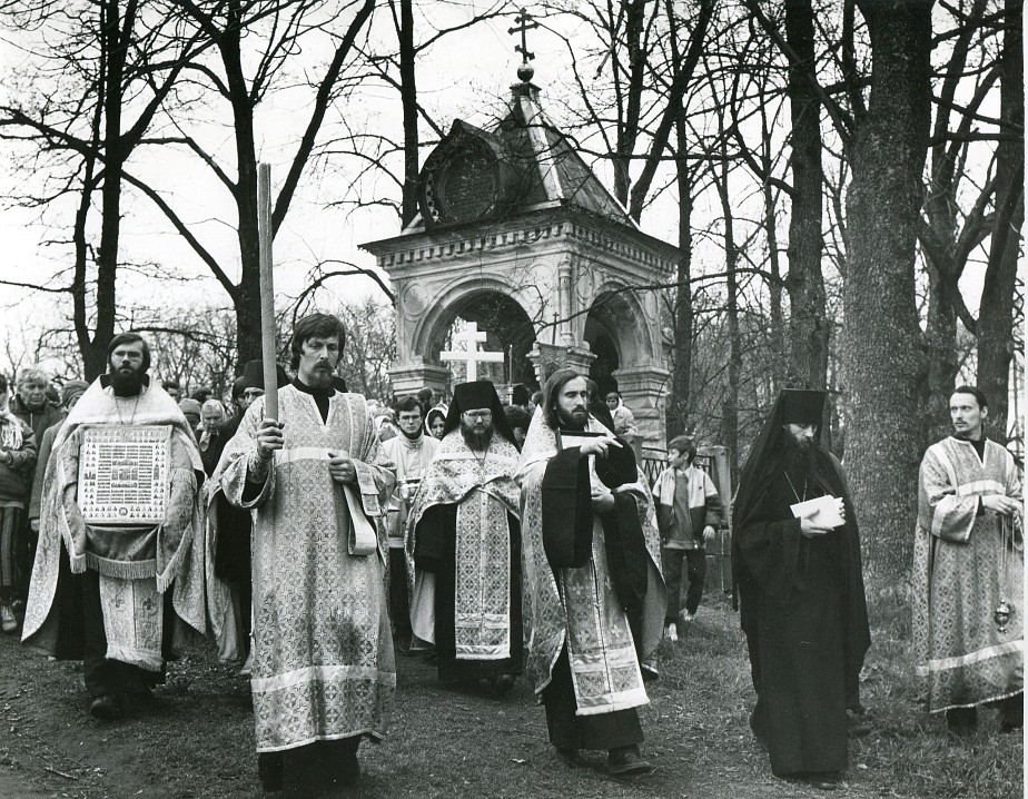 Крестный ход на скит Всех Cвятых в престольный праздник, 2 июня 1991 г. Фото Сергея Компанийченко.