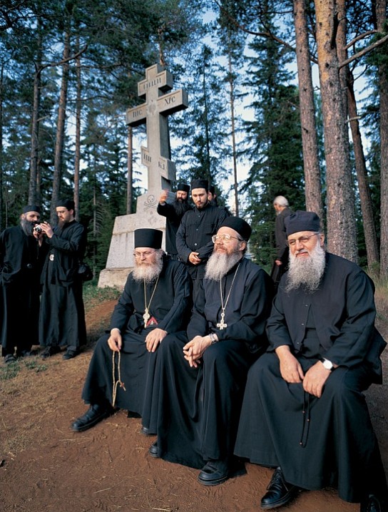 Отец Панкратий с игуменом и братией афонского монастыря Ватопед на Предтеченском скиту. 2002 г.