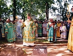 Святейший Патриарх Алексий II служит литию на старом братском кладбище монастыря. 11 июля 1996 года