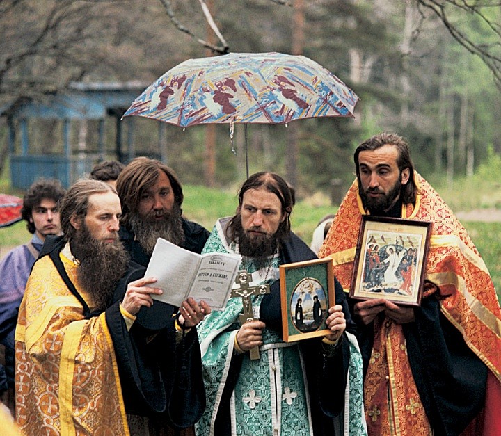 Молебен во время крестного хода к скиту Всех Святых. 1991 г.