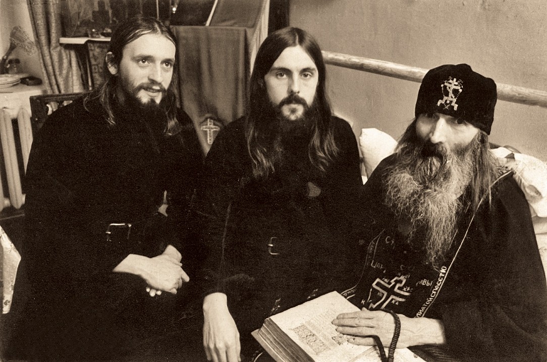 Послушники Александр и Георгий со схиигуменом Мелхиседеком. Псково-Печерский монастырь, 1987 г.