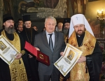 Митрополит Иларион вручил памятную медаль Патриаршего Подворья в честь 1000-летия преставления св. равноап. князя Владимира и благословенные грамоты за своей подписью Решетникову Л.П. и Неновой Г.А., внесшим весомый вклад в прославление нового угодника Бо