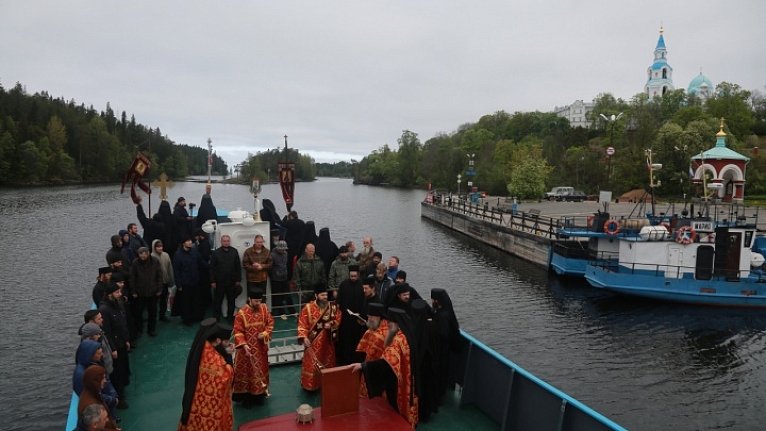 Крестный ход по водам