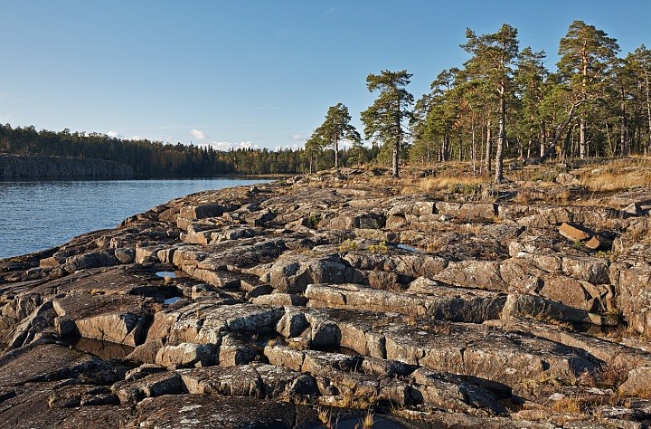 Прибрежные скалы у залива Лещовый