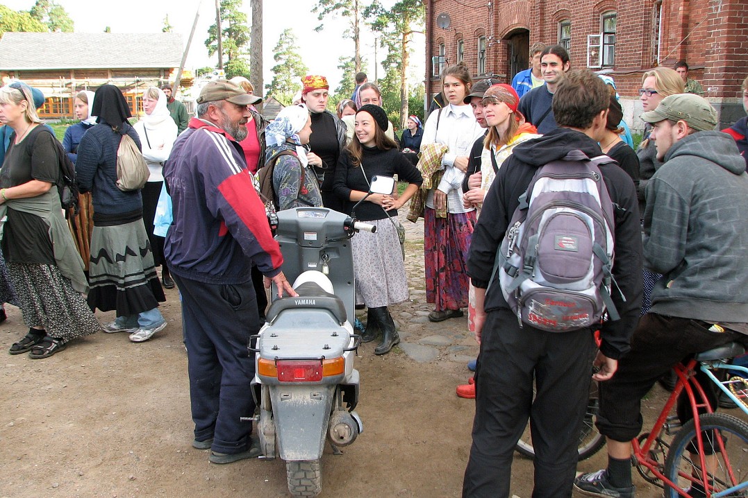 С волонтёрами, август 2011 года