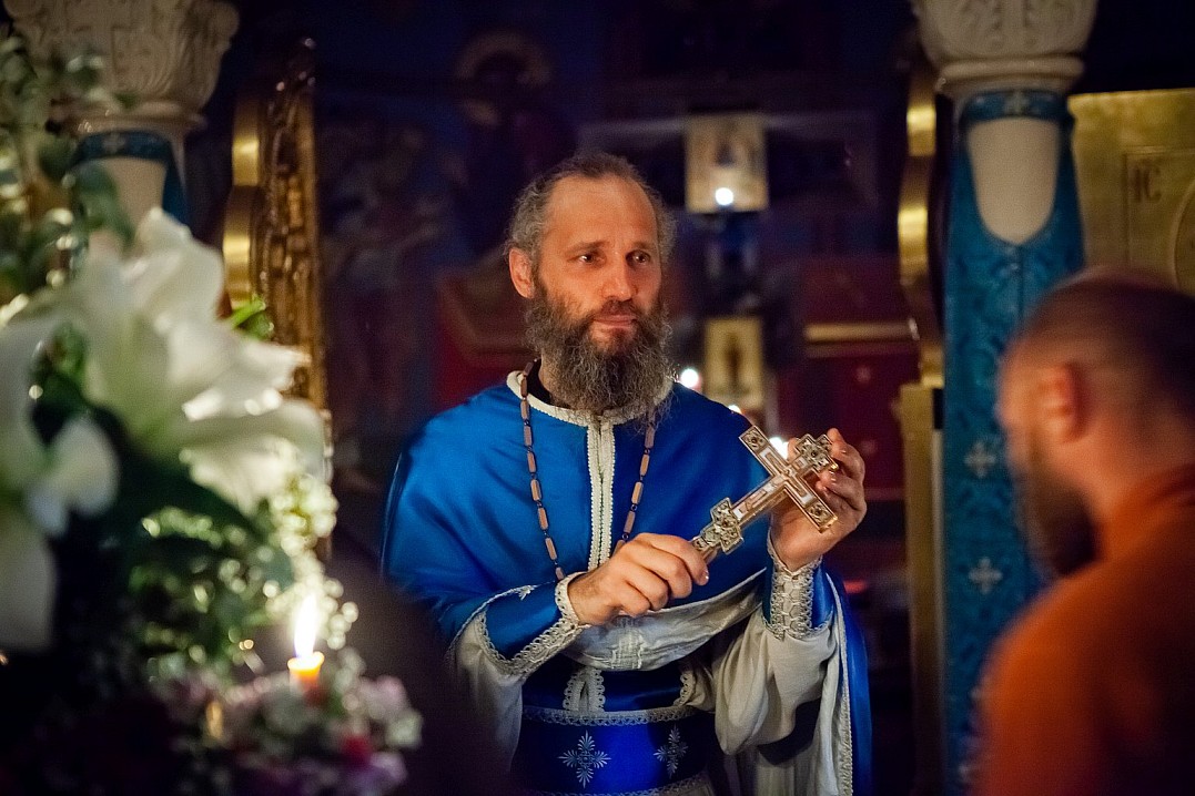Скитоначальник Смоленского скита иеромонах Давид с крестом после Божественной Литургии