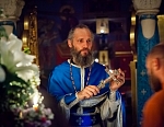 Скитоначальник Смоленского скита иеромонах Давид с крестом после Божественной Литургии