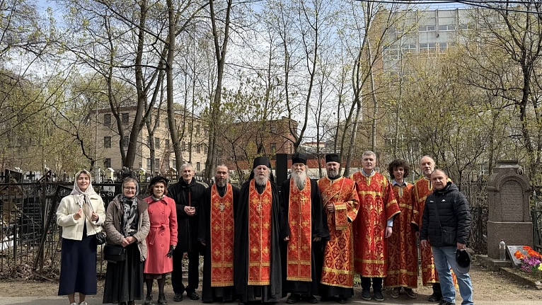 На Радоницу насельники Московского подворья отслужили панихиду у исторической могилы валаамской братии на Ваганьковском кладбище